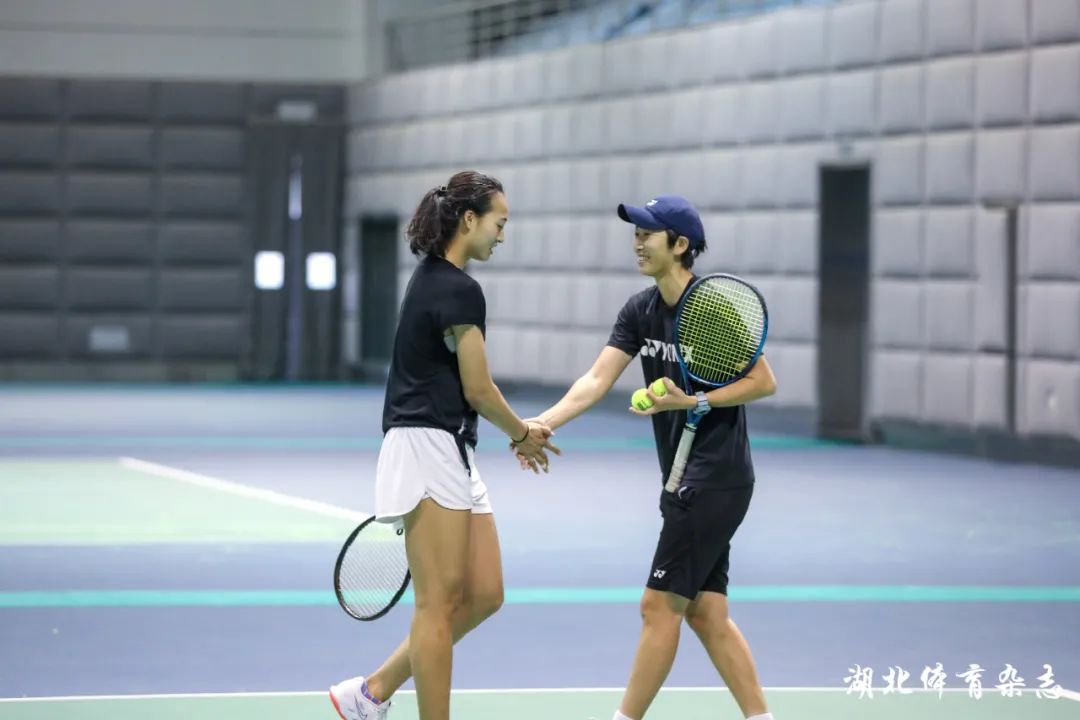 随即以反手 随即以反手